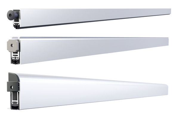 Das Sortiment der Bodentürdichtungen von Deventer wurde neu strukturiert. Sieben verschiedene Dichtungen sind standardmäßig in verschiedenen Längen lieferbar. Im Bild die selbstregulierende Absenkdichtung „DDS 1220“ (oben). Sie lässt sich auch in Fensterprofilen mit 12 mm Nut montieren und verbessert die Schlagregendichtigkeit einer Außentür mit Schwelle. Die „DSD 1530“ (Mitte) findet sich in den Prüfzeugnissen namhafter Innentürenhersteller, die mit ihren Türen teils erstklassigen Schallschutz erzielen. Die „DSG 1540“ (unten) wurde speziell für die Klebemontage an Glastüren entwickelt. Sie ist unabhängig von der Stärke des Glases einsetzbar. Dichtelement und Sichtblende werden getrennt voneinander aufgeklebt und sind nicht verbunden.