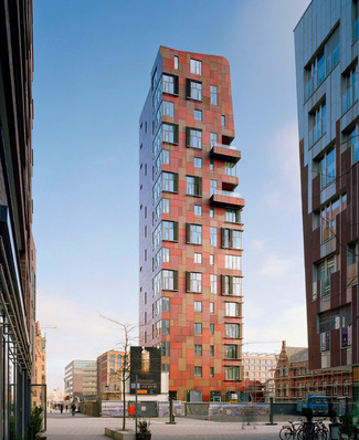 Am Cinnamon Tower wurden ­insgesamt 142 Schiebeläden mit Metall­lamellen in zweierlei Größen verbaut. Sie ermöglichen einen stufenlosen Licht- und Sonnen­schutz, da die Läden nach ­gewünschtem Lichteinfall bewegt ­werden können.