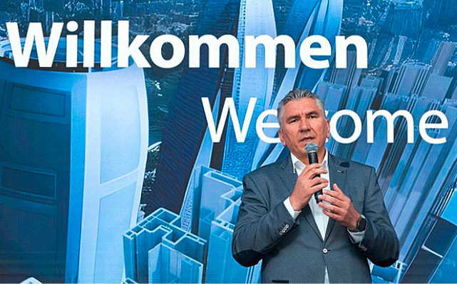 Gealan-Geschäftsführer Ivica Maurović auf einer früheren Veranstaltung. Auch 2025 begrüßt er die Teilnehmerinnen und Teilnehmer zum Unternehmertag.