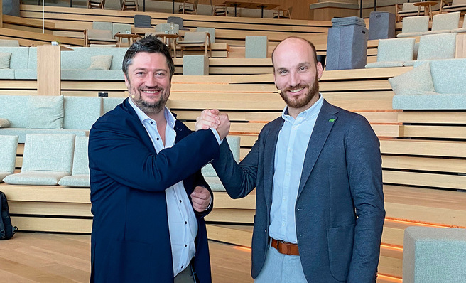 Christoph Höhbauer, Geschäftsführer HÖHBAUER GmbH (rechts) und Benedikt Müller, Geschäfts­führer Deutschland Loxone Electronics (links) verkünden gemeinsam die neue ­Partnerschaft der beiden Unternehmen.