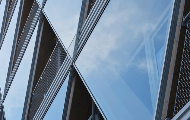 Wicona hat sein Sortiment auf die Aluminium-Legierung Hydro Circal umgestellt, die als Circal 75R zu 75 % aus recyceltem Aluminium besteht und als Circal 100R zu 100 %.