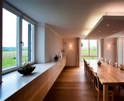 Kneer-Südfenster baut das Angebot an energieeffizienten und nachhaltigen Holz-Fensterlösungen weiter aus und präsentiert sie erstmals auf der BAU 2025 in München. Durch modernste High-Tech-Fertigung genießt der nachwachsende Rohstoff Holz künftig wieder einen hohen Stellenwert.