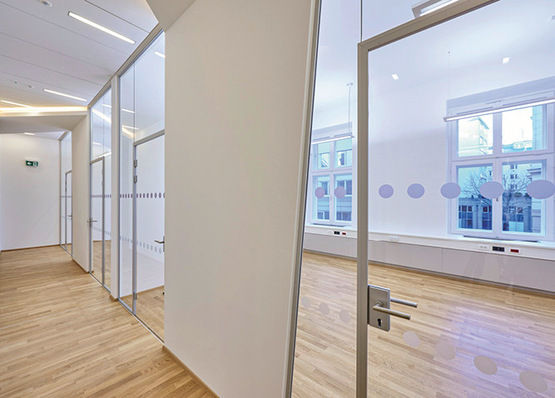 Als exklusiver Vertriebspartner zeigt CRL auf der BAU die Raumtrennsysteme von Längle Glas-System.