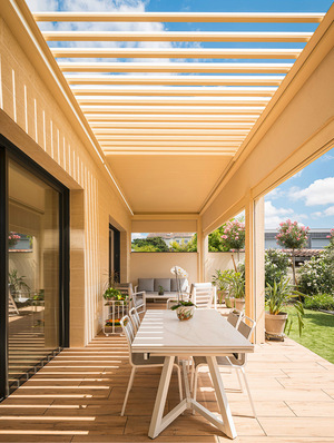 Der Wasserabfluss, alle Befestigungen und die Verkabelung sind bei den Aero-Lamellendächern ­unsichtbar integriert.