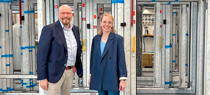 Gut gelaunt beim G﻿ang durch die Produktionshallen: Teresa Schmidt-Bertsch und Meinolf Funkenmeier.