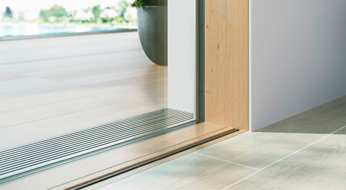 Der HS slim SKY axxent verfügt über eine 0-mm-Bodenschwelle mit Festverglasung in den Boden und ist dank der frei wählbaren Bodenschwellenfarbe optisch ausgesprochen dezent.