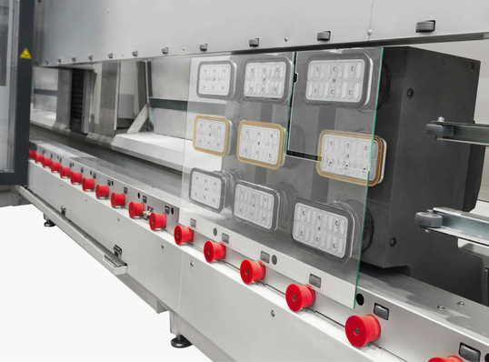 Das Intermac Bearbeitungszentrum verfügt über ein automatisches Rest- und Abfallmanagement, was durch die Konfiguration von Saugnapfschlitten und Software gewährleistet wird, so die Entwickler.