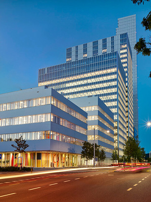 pRED Center in der Dämmerung