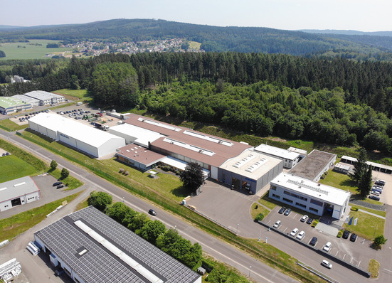 Um den steigenden Kapazitätsanforderungen in der Entwicklung und Fertigung von Schiebetüren gerecht zu werden, errichtet Siegenia am Standort Hermeskeil eine neue Produktionshalle.