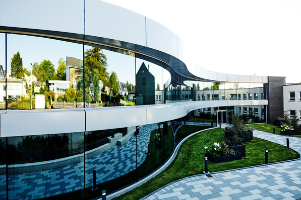 Jedes Element der Glasfront der neuen Verwaltungsgebäudes ist individuell gebogen. Eine Verspiegelung schützt vor Einblicken und stellt die Privatsphäre der Mitarbeitenden sicher.