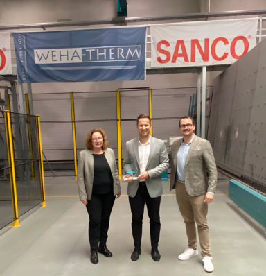 Ulrike Gromnitza und Denis Löhle überreichen Daniel Freund (Mitte) den ersten Sanco Reference Award.
