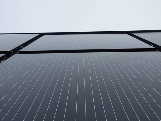 Nahaufnahme der installierten PV-Fassade: Diese ersetzen die Wärmedämmung einer Fassade und integrieren gleichzeitig Stromerzeugung und Wetterschutz.