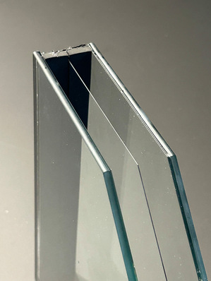 Messeneuheit: Das dünne 3-fach-Isolierglas von Glas Trösch mit seiner ultradünnen Mittelscheibe.