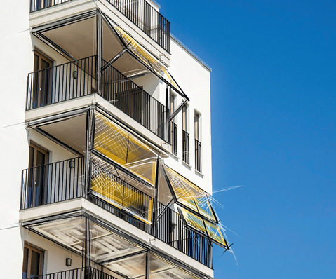 Mit seiner in der Neigung beweglichen Struktur kann das Markisenkraftwerk an den Sonnenstand angepasst werden, und so Sommer wie Winter immer im optimalen ­Winkel zur Sonne stehen.