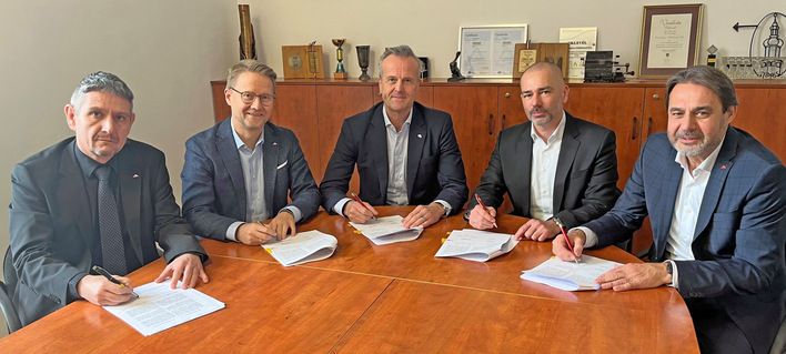 Am ungarischen Standort Sopron wurde der Erwerb der 50-prozentigen Beteiligung von DOM Security durch Roto FTT besiegelt. Im Bild v. l. n. r.: Ferenc Major (Kaufmännischer Direktor, Roto Elzett Certa Kft. & Elzett Sopron Felületkezelő Kft. & Roto Elzett Vasalatk.Kft), Christian Seller (CFO, Roto FTT), Marcus Sander (CEO, Roto FTT), Péter Annus (Generaldirektor DOM – Elzett Kft.), Ernő Kocsis (Managing Director Roto Elzett Certa Kft. & Elzett Sopron Felületkezelő Kft.)