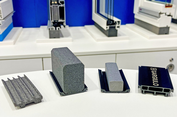 Gargiulo achtete bei seiner Präsentation auf der BAU auf eine anschauliche Inszenierung: So unterstützten Musterecken die Besucherinnen und Besucher in der Vorstellung, wie sich die gezeigten Lösungen im eigenen Profilsystem abbilden lassen.