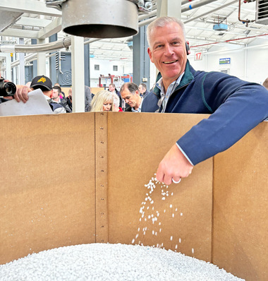 Die profine GmbH ist mit ihrer 2024 fertiggestellten Recyclinganlage als profine Recycling Network nach erfolgreichem Audit dem Partnernetzwerk der Rewindo als 15. Recyclingpartner beigetreten. Das Foto zeigt Dr. Peter Mrosik, der bei der Einweihung dabei war.