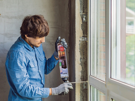 Die Bauteilfugen werden zu 50 Prozent mit dem Volumenkleber ausgeschäumt. Bereits nach 45 Minuten ist der Kleber aufgeschäumt und ausgehärtet.