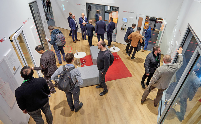 Messebesucher aus aller Welt nutzten die Chance, sich während der „BAU“ in der „Roto City“ beraten zu lassen. Das internationale Team der Roto Fenster- und Türtechnologie informierte zu Beschlag- und Dichtungstechnologie für Fenster, Schiebeelemente und Türen aller Rahmenmaterialien und Öffnungsarten.