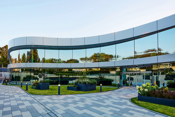 Die markante Form der neuen Hauptverwaltung von Wera Werkzeuge leitet sich von der Griffform der Schraubendreher des Unternehmens ab.