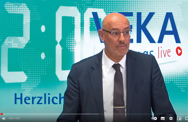 Prof. Christian Niemöller (Fachanwalt für Bau- und Architektur-Recht) führte als Moderator durch die Live-Veranstaltung.