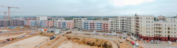 Die „Lichtenreuther Zeile“ in Nürnberg: Europas längste Baustelle im Bereich Wohnungsbau. Der Wohnkomplex erstreckt sich über fast einen halben Kilometer und dient auch als Schallschutz-Block für den neuen Stadtteil Lichtenreuth.