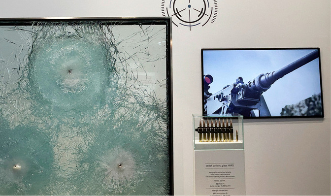 Das sedak-Glas absorbiert die Energie von Treffern aus panzerbrechender Munition aus schweren ­Maschinengewehren.