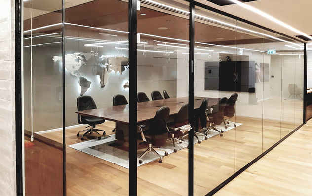 Gläserne Trennwände schaffen großzügigere Innenräume, ist Privatheit gewünscht …﻿