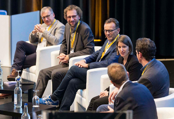 Podiumsdiskussion an den windays 2023, Christoph Rellstab, Berner Fachhochschule AHB, Hochuli, Hochuli Schreinerei GmbH, Markus Stebler, Stebler Glashaus AG, Nicole Wenger, Wenger AG, Tom Sahli, kohler + partner, Heinrich, Reinhold Kober, Moderator (v.l.).