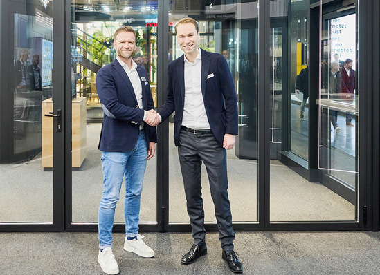Stefan Holtgreife (Solarlux, l.) und Dr. Max Schöne (heroal) beim Messe-Handshake.