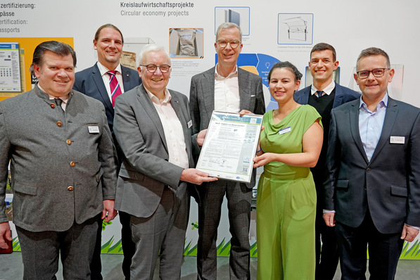 Übergabe eines Nachhaltigkeits-Zertifikats durch Vertreter des ift Rosenheim an Hörmann auf der BAU 2025; 
v.l.n.r.: Alexander Rost (ift), Michael-Breckl-Stock (ift), Prof. Dr. Winfried Heusler (ift), Martin J. Hörmann (Hörmann), Sarah Osterholt (Hörmann), Peter Mayer (ift), Dr. Jochen Peichl (ift)