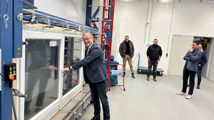 Markus Egli, Geschäftsbereichsleiter Prüfung beim ift Rosenheim inspiziert den neuen Prüfstand für Schlagregendichtheits- und Luftdichtheits-Prüfungen. 