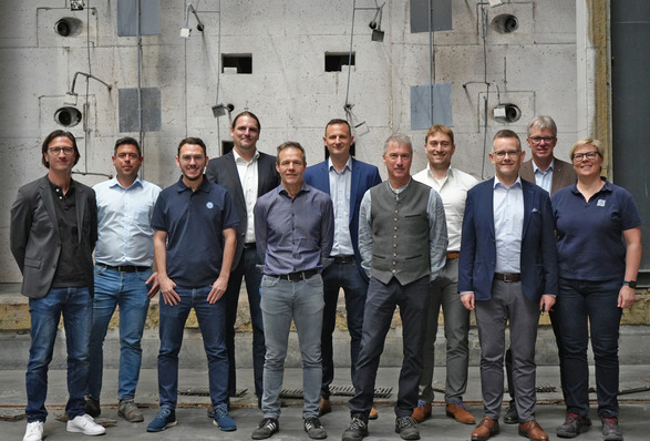 Experten des TÜV SÜD besichtigen das ift- Technologiezentrum und tauschen sich über die Details der Kooperation mit den Experten des ift Rosenheim aus.  (Personen v.l.n.r. Herr Spöck/TÜV SÜD, Herr Ossner/TÜV SÜD, Herr Steinhart/TÜV SÜD, Herr Breckl-Stock/CTO ift, Herr Huber/ift, Herr Pfeiffer/TÜV SÜD, Herr Schmidt/ift, Herr Pulver/TÜV SÜD, Dr. Peichl/CEO ift, Prof. Lass/IL ift, Frau Eisert/ift)