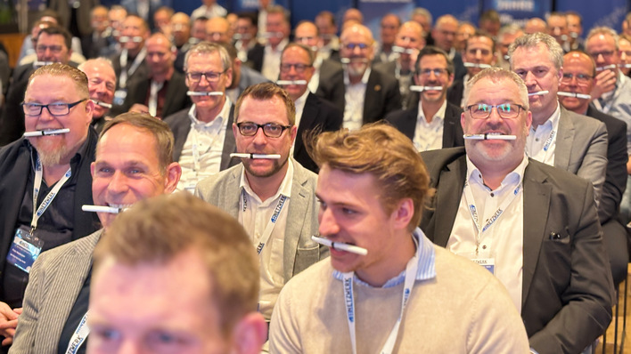 Warum soll nicht auch ein Branchenevent mit einem Vortragsprogramm richtig viel Spaß machen und die Teilnehmer erstaunt und auch mit vielen emotionalen Geschichten bereichert ins Wochenende fahren lassen? War so, bei den Netzwerk Partnertreff 2025  in Heidenheim.