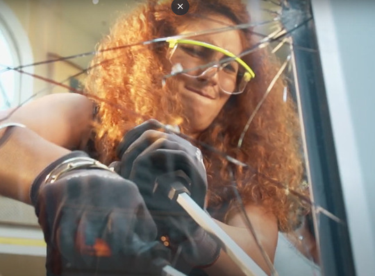 Ein ähnlicher Versuch wurde bereits in Österreich durchgeführt. Teilnehmer haben versucht, das Fenster zu "überwinden".