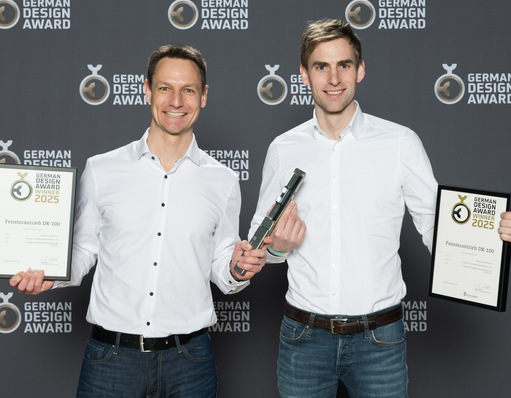 Stolze GDA-Gewinner: Matthias Gröninger (Gröninger Antriebstechnik) und Philipp Kalverkamp (Veka AG) bei der Preisverleihung German Design Award 2025 in Frankfurt.