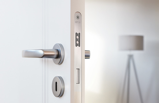 Das KFV Magnetschloss 116 für stumpf einschlagende Türen verbindet  Ästhetik und Komfort und ist vielseitige einsetzbar.