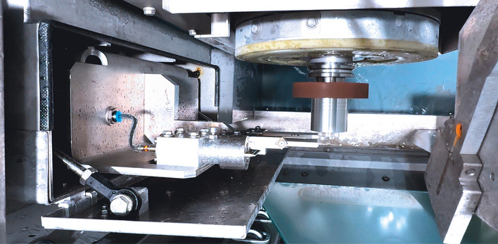 Die Werkzeug-Vermessungs-, Schärf- und Profilier-Einheit der neuen systron pro sind nun entlang der Y-Achse positioniert, sodass diese Prozesse während der Bearbeitung nahezu ohne Taktzeitverlust  ablaufen können, so die Auskunft der Entwickler.