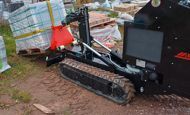 Sortieren und räumen leicht gemacht: Der Hakenlift Dumper 2T hier mit einer Palettengabel