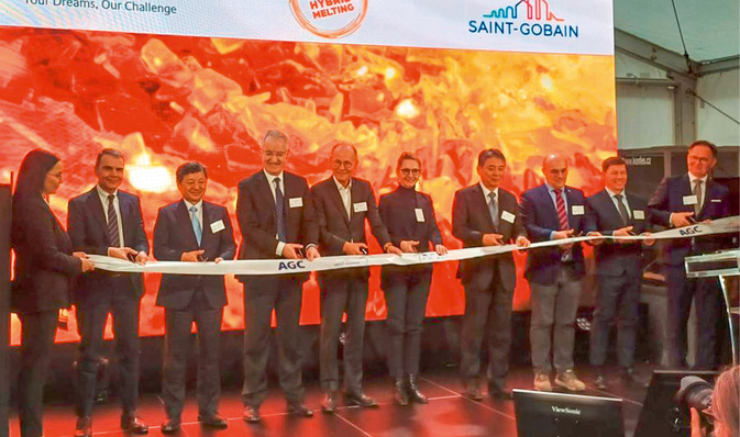 Am 12. Februar 2025 feierten AGC Group und Saint-Gobain Glass die Einweihung der Volta-Float-Linie in Tschechien. Dieses innovative Pilotprojekt, unterstützt durch den EU-Innovationsfonds, zielt darauf ab, CO₂-Emissionen in der Flachglasproduktion drastisch zu reduzieren. Die Volta-Linie kombiniert 50 % elektrische Beheizung mit 50 % Sauerstoff-Gas-Befeuerung und setzt auf einen hohen Anteil recycelter Materialien. Dies markiert einen bedeutenden Fortschritt in Richtung nachhaltiger Glasherstellung. Die Partnerschaft zwischen AGC und Saint-Gobain vereint technisches Know-how und Innovationskraft, um den Übergang zu umweltfreundlichen Technologien zu beschleunigen.
