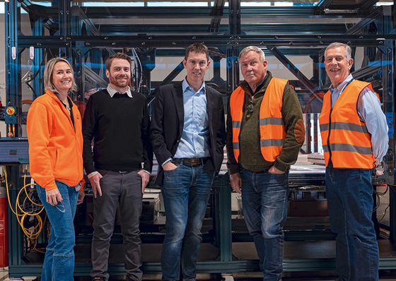 Die Teams von Glaston und Miru im Werk in Tampere (Finnland)