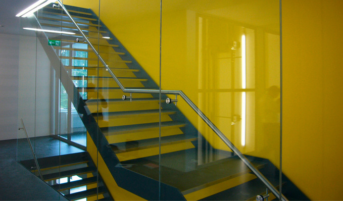 Raumhohe, absturzsichernde Verglasung mit punktuell gehaltenem Handlauf