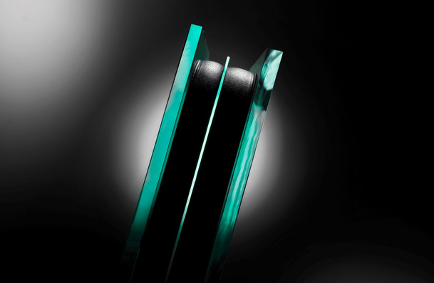 3-fach-TPS-ISO-Einheiten mit einem 0,5 mm dünnen Mittelglas sind viel leichter als Standard-3-fach-Isoliergläser