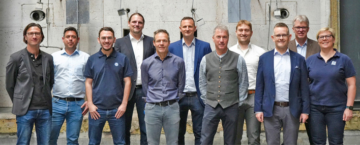 Experten des TÜV SÜD besichtigen das ift- Technologiezentrum und tauschen sich über die Details der Kooperation mit den Experten des ift Rosenheim aus.  (Personen v.l.n.r. Herr Spöck/TÜV SÜD, Herr Ossner/TÜV SÜD, Herr Steinhart/TÜV SÜD, Herr Breckl-Stock/CTO ift, Herr Huber/ift, Herr Pfeiffer/TÜV SÜD, Herr Schmidt/ift, Herr Pulver/TÜV SÜD, Dr. Peichl/CEO ift, Prof. Lass/IL ift, Frau Eisert/ift)