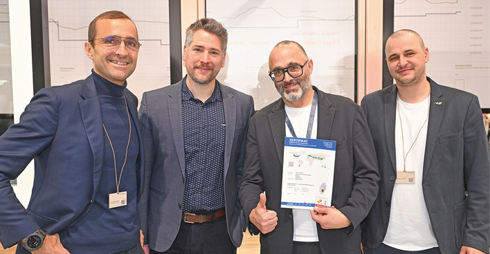 Adrian Muskatewitz, Head of Components Division beim Passivhaus Institut (PHI) überreicht der Salamander -Geschäftsführung das Passivhaus-Zertifikat für das passivHaus_Fenster im bluEvolution82-System.