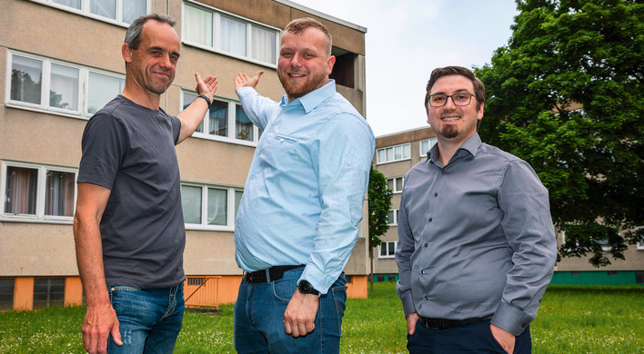 Henry Flade, Mitarbeiter der Firma Walter Fenster und Türen, Matthias Koch, wissenschaftlicher Mit­arbeiter am Institut für Werkstofftechnik der Universität ­Kassel, und Martin Schottek, Referent Klimaneutraler Gebäude­bestand bei Vonovia, (v. li.) präsentieren den eingebauten Prototyp des neuen Solarfensters