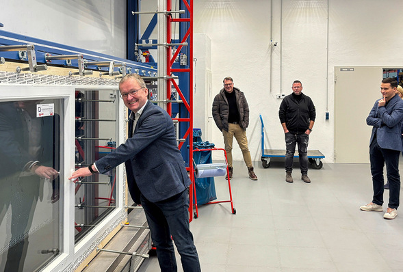 Markus Egli, Geschäftsbereichsleiter Prüfung beim ift Rosenheim inspiziert den ­neuen Prüfstand für Schlagregendichtheits- und Luftdichtheits-Prüfungen.