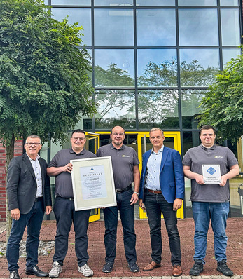 Starke Allianz: Matthias Venns (Gebietsverkaufsleiter Veka), Jonas Pauly, Arnd Pauly, Alexander Scholle (Vertriebsleiter Profile Veka) und Christopher Pauly freuen sich auf die Zusammenarbeit ihrer Unternehmen. (v.l.)