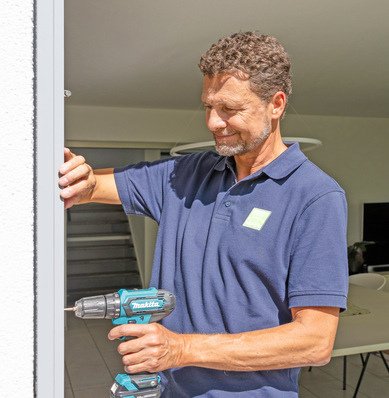 Mit werksseitig angebrachten Montagebohrungen lassen sich die Insektenschutz-Produkte vor Ort noch schneller montieren.