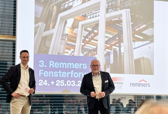 Martin Stöger und Andreas Lindau (l.) begrüßen rund 120 Teilnehmer auf dem 3. Fensterforum.